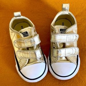 Toddler Girl - Shiny gold converse shoes